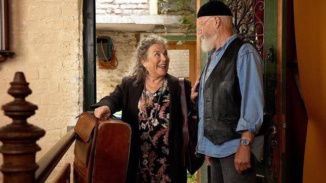 Uta (Isabel Trimborn) kommt überraschend zu Besuch (mit Bill Mockridge).