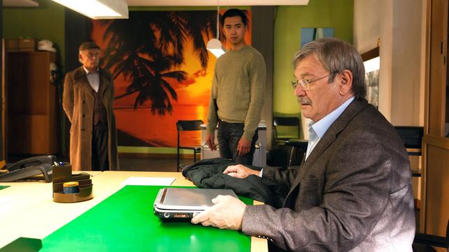 Bild: ARD/Kai Schulz Hui Ko mit Edwin Bremer und Günter Hoffmann im Büro