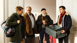 Vicky Adam (Katja Danowski), Klaus Schmitz (Hartmut Volle), Reinhard Bielefelder (Bill Mockridge) und Hui Ko (Aaron Le)  richten sich in der Ferienwohnung ein.