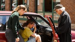 Vicky Adam (Katja Danowski) und Edwin Bremer (Tilo Prückner) treffen Kira Kesko (Tabea Bettin) heulend in ihrem Auto an.