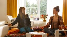 Vicky Adam (Katja Danowski) und ihre Frau Greta Adam (Jutta Dolle) werden beim Meditieren durch Handygeklingel gestört.