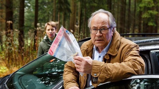 Bild: ARD/Kai Schulz Vicky Adam (Katja Danowski, h.) und Klaus Schmitz (Hartmut Volle) konfrontieren den Verdächtigen mit der Tatwaffe.