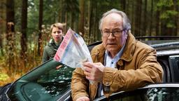 Vicky Adam (Katja Danowski, h.) und Klaus Schmitz (Hartmut Volle) konfrontieren den Verdächtigen mit der Tatwaffe.