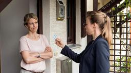 Vicky (Katja Danowski) hat Fragen an die Frau aus Haus Nummer 41 (Miriam Lahnstein).