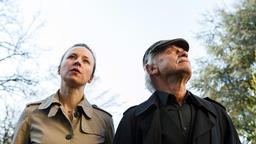 Vicky (Katja Danowski) und Edwin (Tilo Prückner) recherchieren im Fall des verschwundenen Alexander Drack.