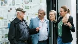 Vicky (Katja Danowski) zeigt Günter (Wolfgang Winkler) und Edwin (Tilo Prückner) die Masken, mit welchen die Täter die Polizei auf eine falsche Fährte führen wollten.