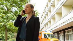 Vor dem Krankenhaus: Vicky (Katja Danowski) informiert sich über Insulinkäufe.