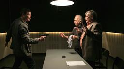 Während des Verhörs gelingt es dem Bankräuber Lutz Michel (Gerdy Zint), Edwin (Tilo Prückner) und Günter (Wolfgang Winkler), in der Wache als Geiseln zu nehmen.