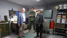 Walter Sobchak (Sebastian Schwarz) zeigt Günter (Peter Lerchbäumer) und Edwin (Tilo Prückner), wie autark man im Bunker leben kann.
