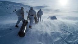 In unwegsamen Gelände muss das technische Equipment für die Sabotageaktion durch Eis und Schnee transportiert werden.