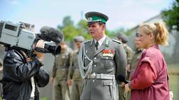 Sedwitz: Kompaniechef Neubert (Olaf Burmeister) wird vom DDR-Fernsehen interviewt. 