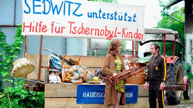 Bild: BR/Günther Reisp Sedwitz: Ralle Pietzsch (Thorsten Merten) begegnet auf seinem Ausflug in den Westen Astrid Hillebrand (Judith Richter).