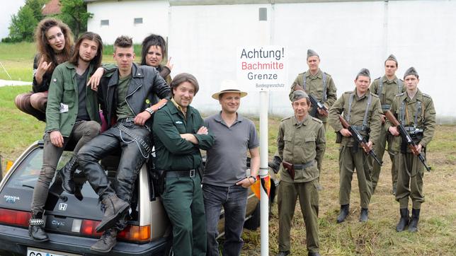 Bild: BR/Günther Reisp Sedwitz: Wutpeckerin 2 (Ramona Frank), Wutpecker 1 (Johannes Mützel), Flori Haueisen (Alexander Meiler)