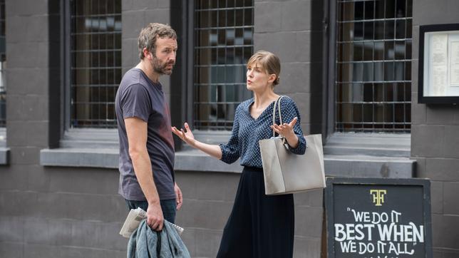 Tom (Chris O'Dowd) und Louise (Rosamund Pike) beim „Warmup“ ihrer Paartherapie vor dem Pub.