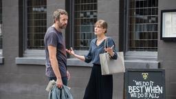 Tom (Chris O'Dowd) und Louise (Rosamund Pike) beim „Warmup“ ihrer Paartherapie vor dem Pub.