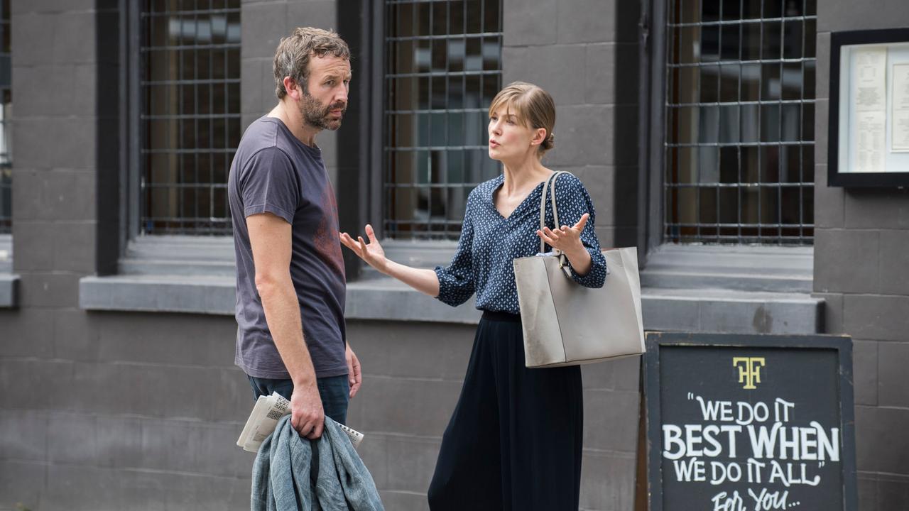 Tom (Chris O'Dowd) und Louise (Rosamund Pike) beim „Warmup“ ihrer Paartherapie vor dem Pub.