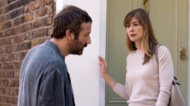 Bild: Confession TV Limited (2018)/Parisatag Hizadeh Trennung oder Neuanfang? Louise (Rosamund Pike) und Tom (Chris O'Dowd) stehen am Scheideweg.
