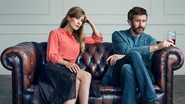 Bild: Confession TV Limited (2018)/Parisatag Hizadeh Louise (Rosamund Pike) und Tom (Chris O'Dowd)