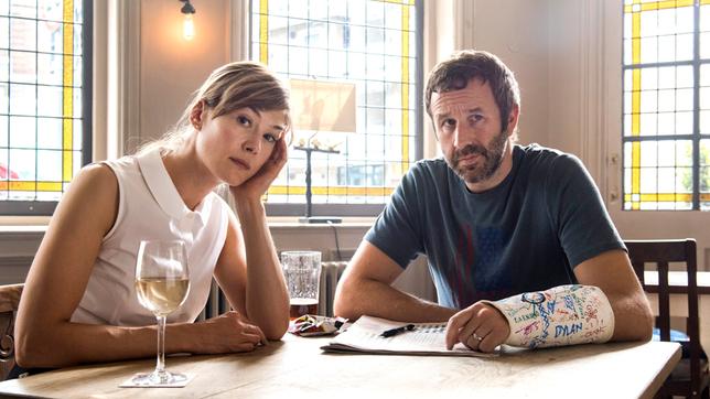 Bild: Confession TV Limited (2018)/Parisatag Hizadeh Tom (Chris O'Dowd) und Louise (Rosamund Pike) haben nur noch eine gemeinsame Leidenschaft: das Kreuzworträtsel!