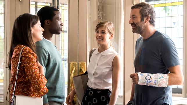 Bild: Confession TV Limited (2018)/Parisatag Hizadeh Louise (Rosamund Pike, 2. v. re.) und Tom (Chris O'Dowd, re.) treffen auf das befreundete Ehepaar Anna (Aisling Bea) und Giles (Sope Dirisu).