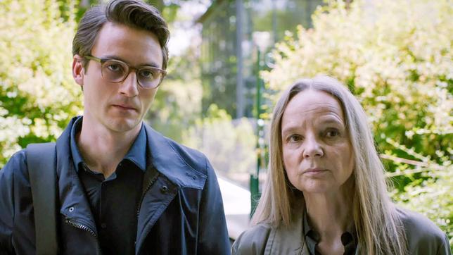 Bild: ARD/ORF/MR Film Das Ermittlerduo aus Wien Lukas Leodolter (Tobias Resch) und Elfriede Grünberger (Sissy Höfferer) bleiben hartnäckig bei den Befragungen.