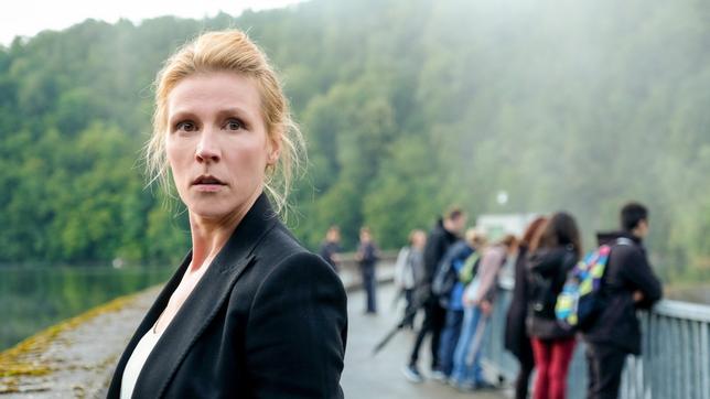 Bild: ARD/ORF/MR Film/Petro Domenigg Staatsanwältin Miriam Hintz (Franziska Weisz) kommt in Bedrängnis. ein Ermittlerduo aus Wien untersucht einen Todesfall, von dem jeder dachte, er wäre schon lange geklärt.