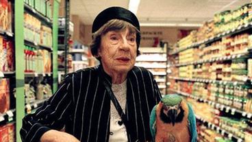 Klara Schuster mit dem Papagei im Supermarkt