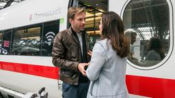 Aller Abschied ist schwer: Susanne Mertens (Elisabeth Lanz) fällt es nicht leicht, den Star-Pianisten Hannes Zoller (Hugo Grimm) gehen zu lassen. Werden sie sich wiedersehen oder ist es ein Abschied für immer?