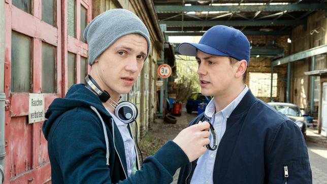 Bild: ARD/Steffen Junghans Jonas spricht mit seinem Freund Leon.