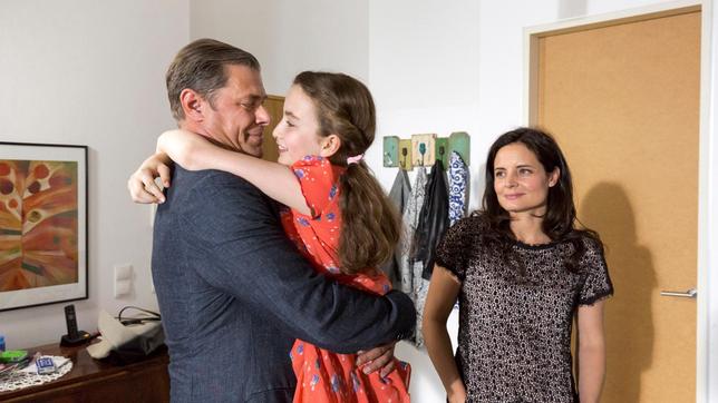 Bild: ARD/Steffen Junghans Christoph umarmt Luisa, Susanne steht daneben.