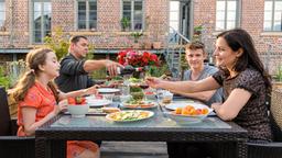 Luisa, Cristoph, Jonas und Susanne beim Essen