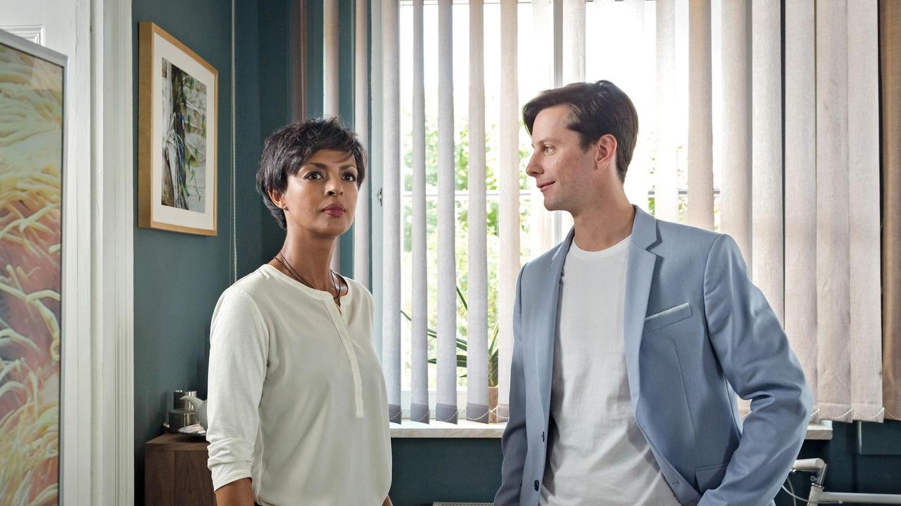 Der Bau der Süd-Amerikaanlage, das Prestigeobjekt von Zoodirektorin Amal Bekele (Dennenesch Zoudé) steht vor dem Aus. Mit ihrem Assistenten Robert Jansen (Jonathan Beck) erwägt sie die Möglichkeiten, wie die Finanzierungslücke zu schließen ist. Robert bewundert die Raffinesse seiner Chefin.