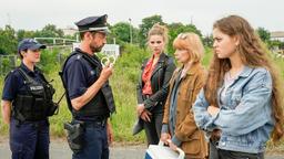 Die Hüter des Gesetzes haben ihre Augen überall und erwischen Charlotte Baumgart mit ihrer Enkelin Luisa und deren Freundin Romy auf frischer Tat. Im Bild v.l.n.r.: Polizistin (Komparse), Polizist (Jens Eulenberger), Romy (Johanna Hens), Charlotte Baumgart (Ursela Monn), Luisa Mertens (Lilly Wiedemann)