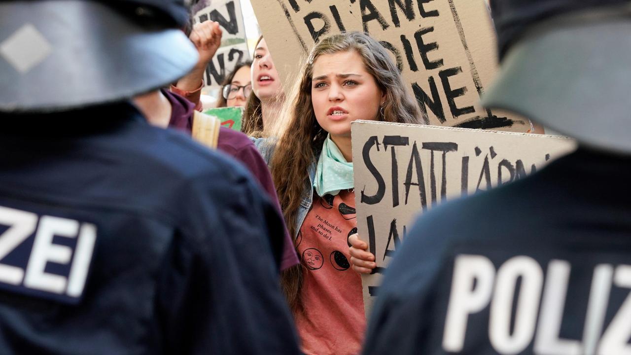 Die Pflegetochter von Dr. Susanne Mertens, Luisa (Lilly Wiedemann) engagiert sich gemeinsam mit anderen Umweltaktivisten gegen die geplante Achterbahn vor dem Zoo.