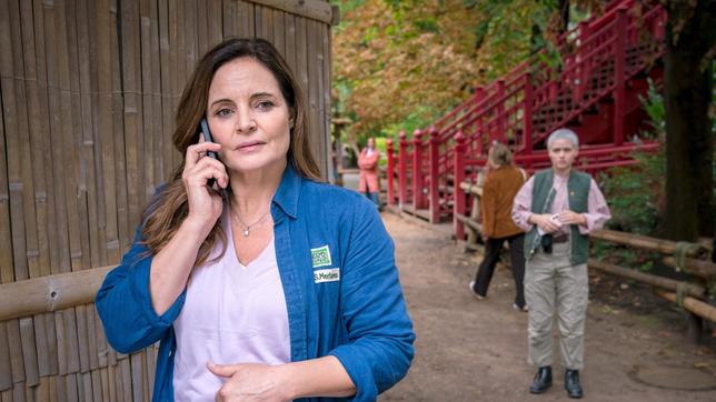 Die Tage im Zoo fordern Susanne Mertens (Elisabeth Lanz) aufs Ganze. Manchmal über ihre Kräfte hinaus. Das führt zu einem Missverständnis mit ihren Studierenden (mit Antonia Breidenbach).