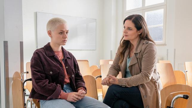 Bild: ARD/Saxonia Media/Steffen Junghans Dr. Susanne Mertens (Elisabeth Lanz) will nicht zulassen, dass sich Studentin Sina Mayer (Antonia Breidenbach) aus dem Projekt "Generation Zoo" zurückzieht.