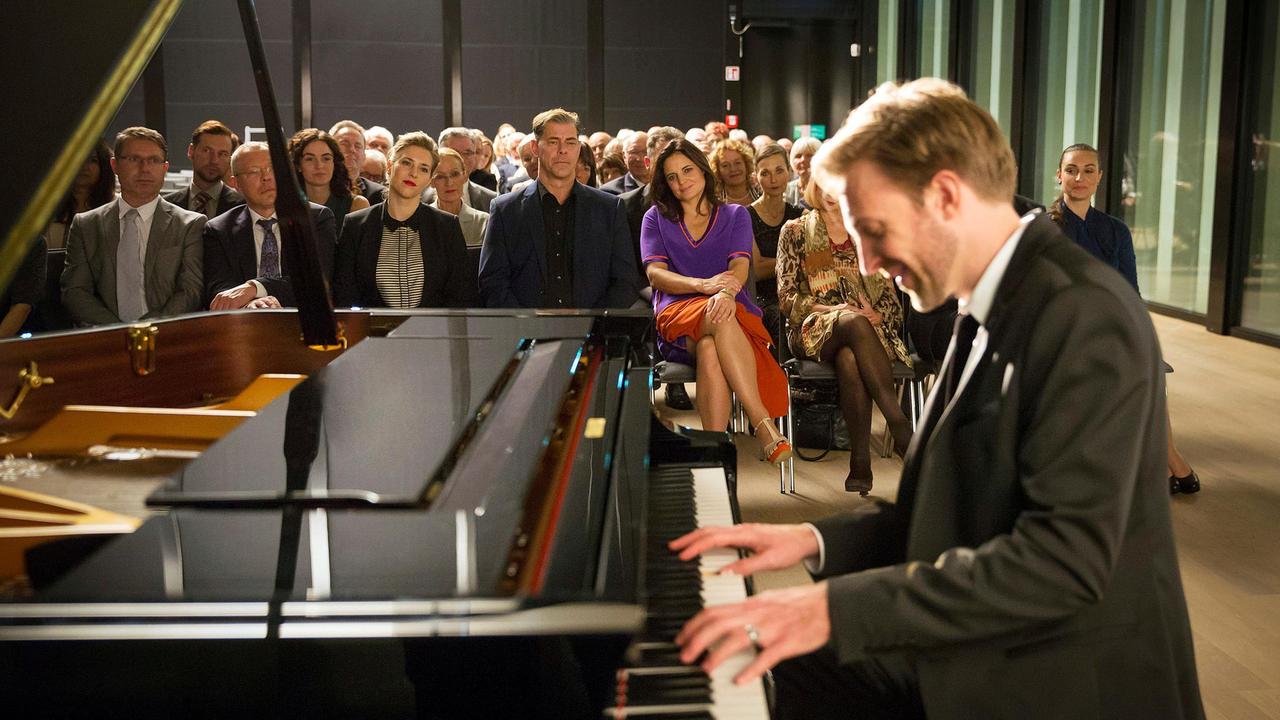 Ein gelungener Gala-Abend: Star-Pianist Hannes Zoller (Hugo Grimm, im VG.) spielt für den Leipziger Zoo und beeindruckt Tierärztin Dr. Mertens. Doch wie steht Susannes Ex-Mann Christoph Lentz dazu? (Erste Reihe v.l.n.r. OB Herrenbrück (Frank Sieckel), Frau Clara Baldin (Viola Pobitschka), Kinderarzt Dr. Christoph Lenz (Sven Martinek), Dr. Susanne Mertens (Elisabeth Lanz), Charlotte Baumgart (Ursela Monn), Susannes Vater Prof. Georg Baumgart (Gunter Schoß), Hannes Zoller (Hugo Grimm) und Komparsen