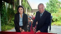 Dr. Susanne Mertens und Bürgermeister Herrenbrückeröffnen zerschneiden das Band und eröffnen Gondwanaland.