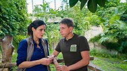 Im Tapirgehege des Leipziger Zoos spricht Susanne mit Tierpfleger Conny.