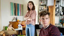 Großer Streit zwischen Jonas Mertens (Lennart Betzgen) und Marie (Paula Kroh), der Mutter der Zwillinge Jakob und Mia. Jonas soll einem Vaterschaftstest zustimmen und keinen Kontakt mehr zu seinen Kindern haben.