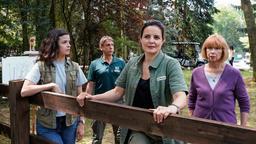 Großes Grübeln im Leipziger Zoo: Dr. Susanne Mertens und ihr Team spekulieren darüber, was eines der Wildpferde haben könnte. Im Bild): Karoline Schneider (Maxine Kazis), Tierpfleger Conny (Thorsten Wolf), Dr. Susanne Mertens (Elisabeth Lanz), Charlotte Baumgart (Ursela Monn)