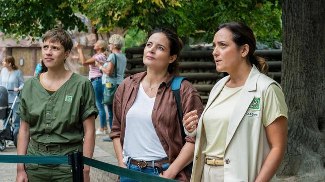 In großer Sorge: Dieser Blick von Tierpflegerin Nina (Elisa Ueberschär) und den Tierärztinnen Dr. Susanne Mertens (Elisabeth Lanz) und Dr. Elif Şahin (Neshe Demir) gilt einem schwer erkrankten Schneeleoparden im Leipziger Zoo.