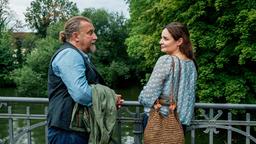 Ins Gespräch vertieft: Dr. Susanne Mertens (Elisabeth Lanz) wagt einen ersten Schritt in ein neues Leben und verabredet sich mit Mike Redmann (Matthias Komm). Kann sie den Abend mit dem Alpakafarmer genießen?