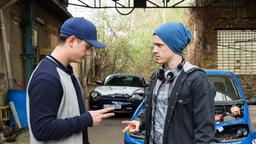Jonas (Lennart Betzgen) und sein Freund Leon (David Schlichter) planen ein illegales Autorennen. Wer das Auto fahren darf, wird gerade ausgelost.