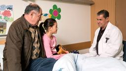 Kinderarzt Dr. Christoph Lentz (Sven Martinek) kümmert sich um seine kleine Patientin: Lara Schürmann (Alicia Lopez Rödiger) hat eine Pferdehaar-Allergie und liebt Pferde über alles. Ihr Opa (Jürgen Haug) macht sich große Sorgen.