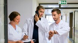 Kinderarzt Dr. Christoph Lentz (Sven Martinek, M. mit Komparsen) versucht seiner Ex-Frau trotz der Hektik des Klinikalltags ein guter Ratgeber zu sein, wenn auch nur telefonisch.