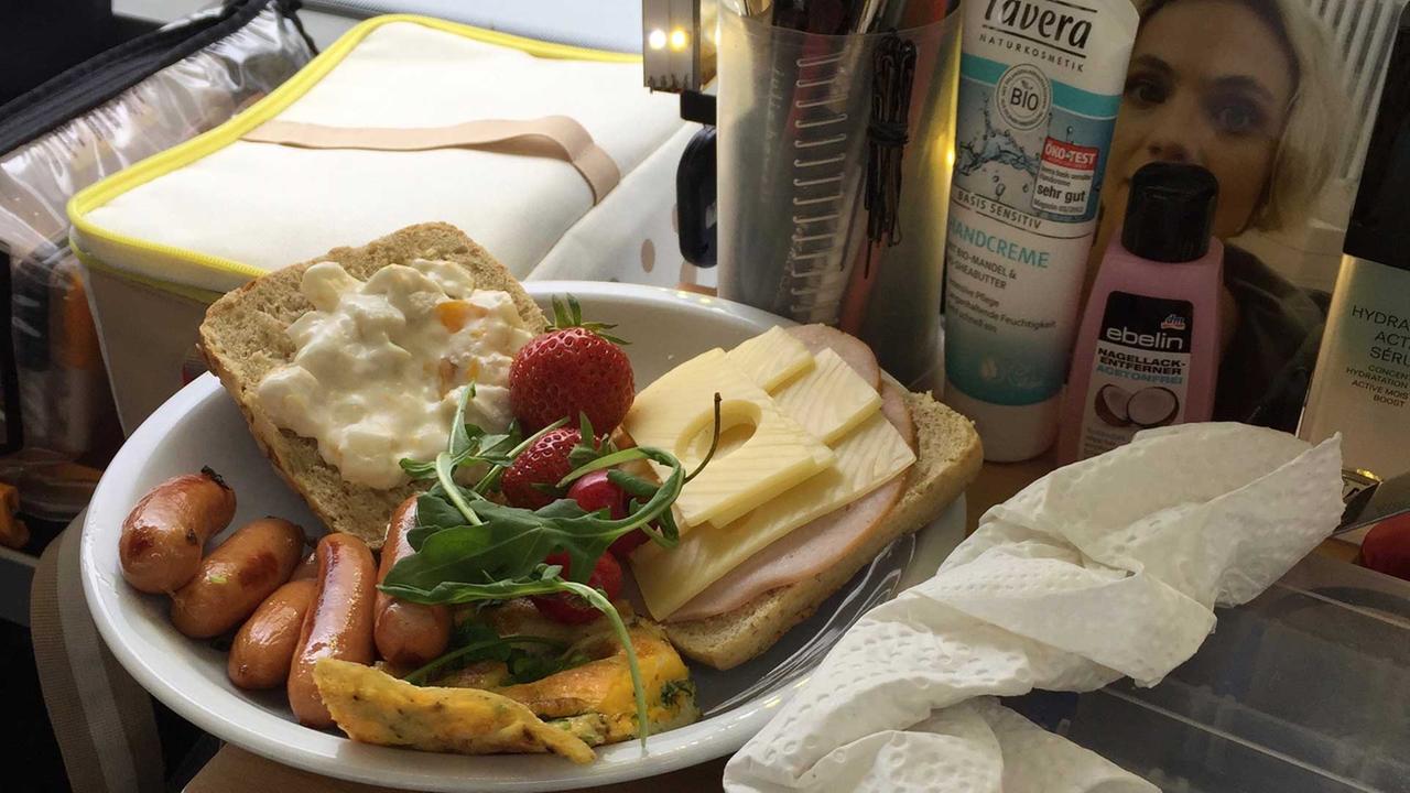 Erstmal Kraft tanken mit einem leckeren Frühstück in der Maske. Von den Maskenbildnern nicht gern gesehen! Aber bei Bärenhunger wird auch mal eine Ausnahme gemacht …