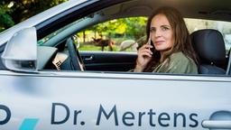 Mittlerweile mobil unterwegs: die freie Tierärztin Dr. Susanne Mertens (Elisabeth Lanz) bei der Arbeit. Sie treibt das Geld offener Rechnungen ein und erlebt dabei so einige Überraschungen.