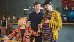 Nach anfänglicher Skepsis freut sich Charlotte Baumgart (Ursela Monn) nun doch für Enkel Jonas (Lennart Betzgen) und dessen Freundin Marie (Paula Kroh) über die Schwangerschaft.