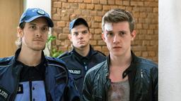 Polizisten (Komparsen) liefern Jonas (Lennart Betzgen) zu Hause ab. Er ist im Zusammenhang mit einem illegalen Autorennen aufgegriffen worden.